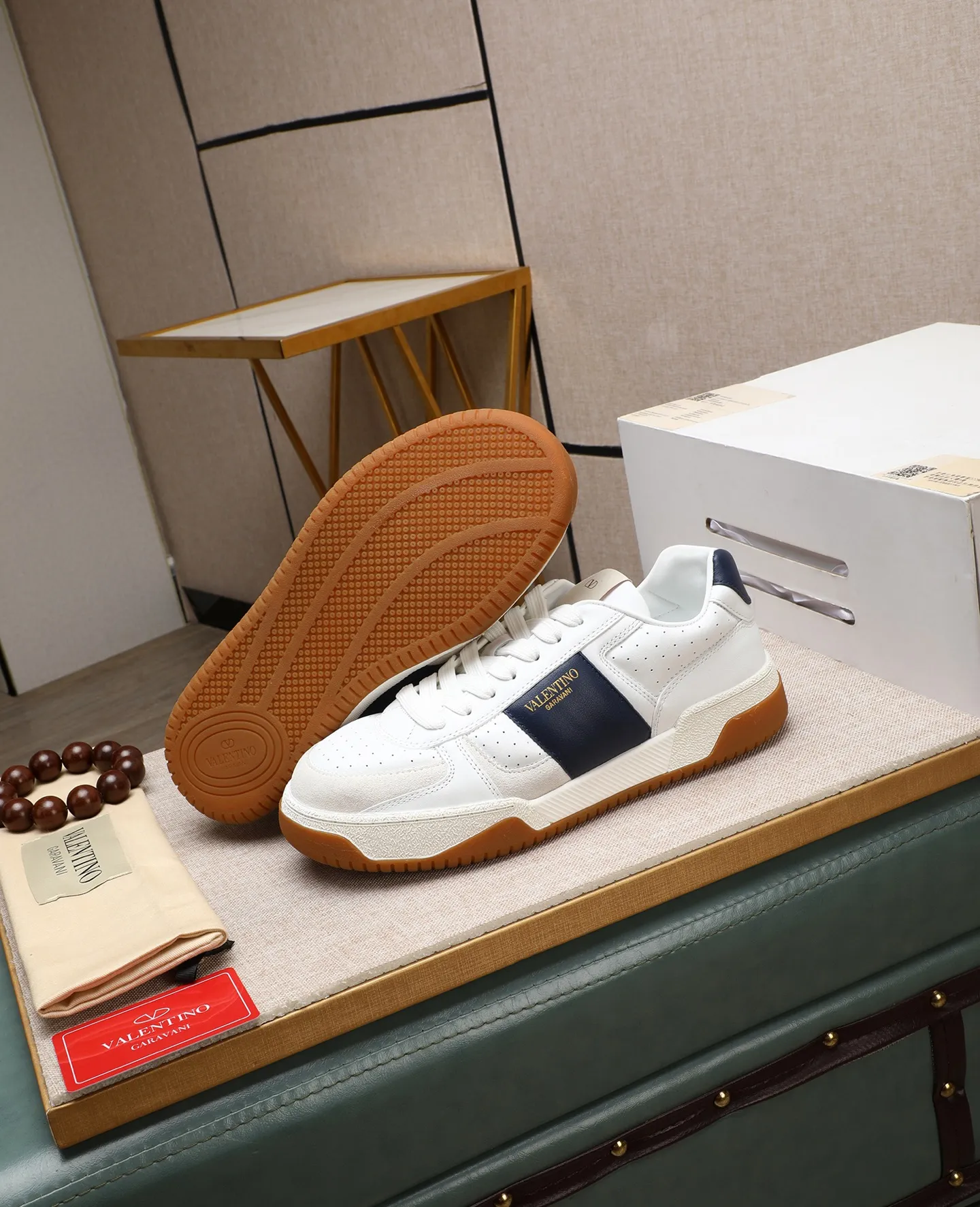 Men's shoes 💰740 [Valentino] Couple model, size: ▪️Size: Women's model 35-40 Men's model 39-44 (45 customized) Valentino Valentino Couple model Joie de Jouer series Velcro Thick sole Bread shoes Couple model Casual sneakers White shoes Original purchase and development Production Joie de Jouer series The style is simple but not out of style. The pure white base is paired with fresh green and soft beige, and the unique Velcro design highlights your personality. Every detail tells fashion and quality. Wear it, take a confident step, and start the trend journey. Delivered in exquisite packaging🛍📦 ▪️Material: Original custom imported first-layer cowhide ▪️Inner lining: Original custom made soft sheepskin lining ▪️Outsole: Original open-molded non-slip TPU material ▪️Sole thickness: 3.5CM
